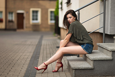Brunette_girl_Sitting