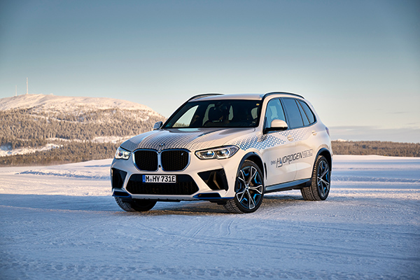 BMW_iX5_Hydrogen_(G05)_2021_Crossover_White
