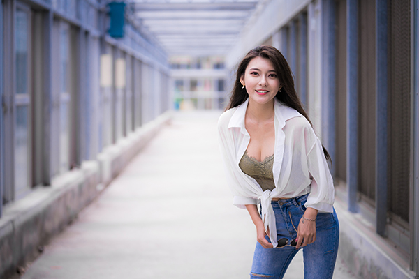 Asian_Pose_Smile_Jeans_Blouse_Singlet_Bokeh