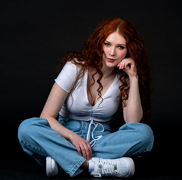 Faith_Redhead_girl_Pose_Sitting_T-shirt